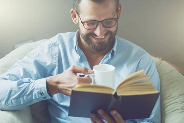 Uomo Affari Sorridente Con Occhiali Libro Lettura — Foto Stock