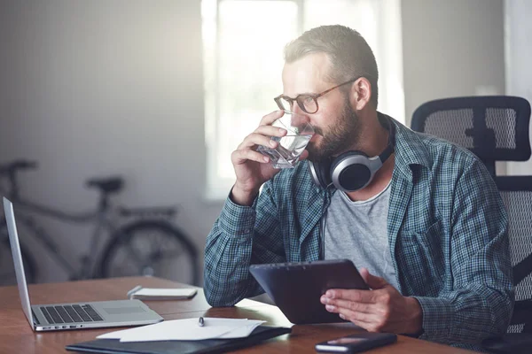 Leende Affärsman Med Digital Tablett Och Hörlurar Som Ringer Med — Stockfoto