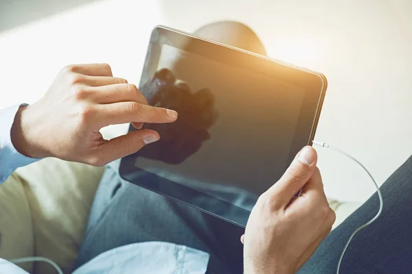 Mãos Masculinas Segurando Tablet Digital Tocando Com Dedo — Fotografia de Stock