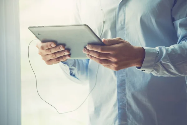 Männliche Hände Mit Digitalem Tablet — Stockfoto