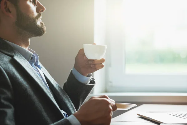 Empresário segurando xícara de café — Fotografia de Stock