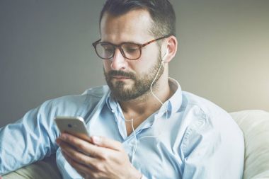 akıllı telefon kullanan iş adamı