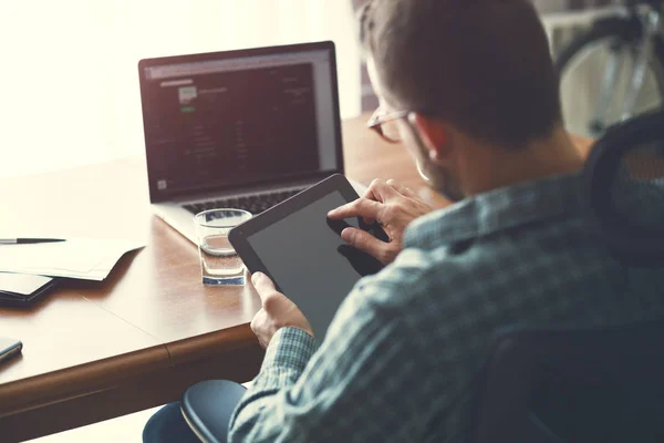 Homem concentrado com tablet digital — Fotografia de Stock