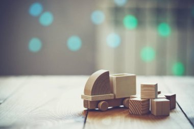 Ahşap model kamyon yük yükleme. Nakliye ve teslimat kavramı
