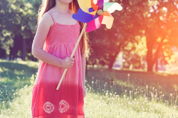 公園では風車のおもちゃを持つ少女 — ストック写真