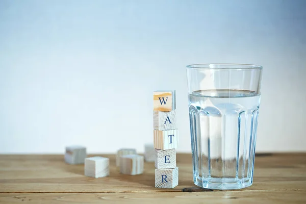 Copo Água Pura Com Palavra Escrita Blocos Madeira — Fotografia de Stock