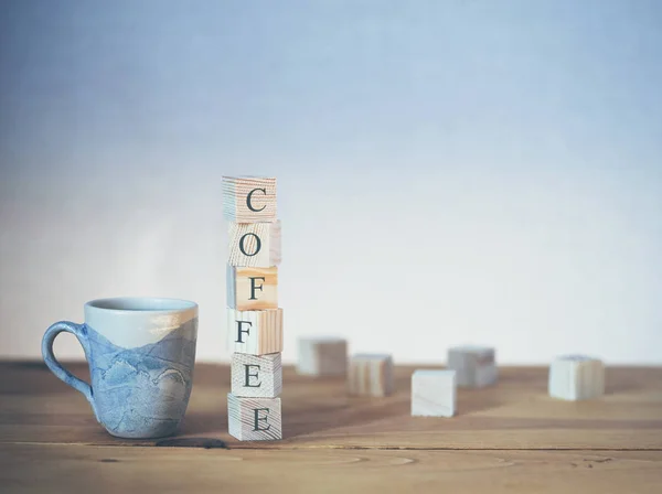 Kopje Verse Koffie Met Woord Geschreven Houten Blokken — Stockfoto