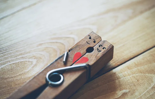 Happy Couple Love Wooden Pin Painted Funny Faces Lovers — Stock Photo, Image