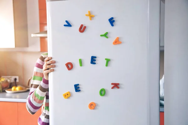 Mulher Faminta Olhando Geladeira Aberta Com Letras Dieta Porta — Fotografia de Stock