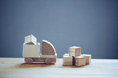 Ahşap model kamyon yük yükleme. Nakliye ve teslimat kavramı