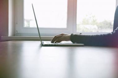 Kızlar el laptop yakınındaki pencere ile çalışma
