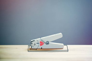 Mutlu çift aşk yapmak. Aşıkların boyalı komik yüzü olan ahşap PIN