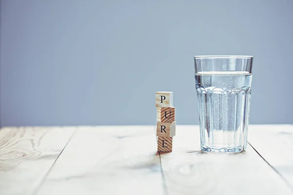 Vaso Agua Pura Con Palabra Escrita Bloques Madera — Foto de Stock