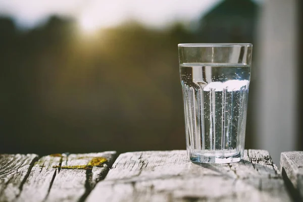 Vaso Agua Pura Sobre Fondo Natural Del Amanecer Con Espacio —  Fotos de Stock