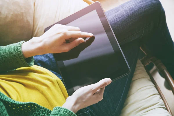 Mãos Segurando Tablet Digital Tocando Com Dedo — Fotografia de Stock