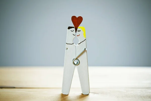 Gelukkige Paar Verliefd Houten Pins Met Beschilderde Grappige Gezichten Van — Stockfoto