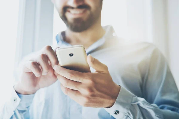 Hombre Negocios Sonriente Usando Teléfono Inteligente Luz Del Sol —  Fotos de Stock