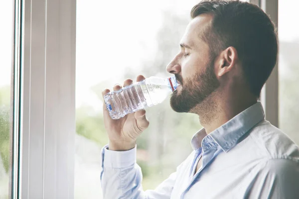 Hombre Barbudo Bebiendo Botella Agua — Foto de Stock