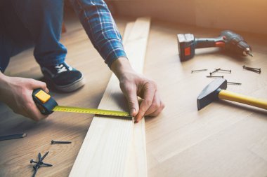 adamın elleri ile teyp ölçme ahşap çalışma yakından görmek