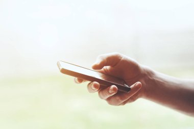 parmağınızla ekrana dokunmak akıllı telefon kullanarak ele yakından görmek