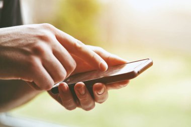 parmağınızla ekrana dokunmak akıllı telefon kullanarak eller yakından görmek