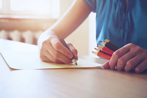 Vista Cerca Las Manos Dibujo Con Lápices Colores —  Fotos de Stock