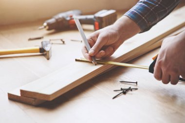 Teyp ölçme ve kalemle işaretleme ahşap ile çalışan eller mans