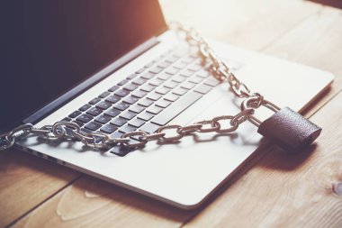 Zincir dizüstü bilgisayar koruma ve siber güvenlik kavramı kilitli. Özel veri koruma hacker malware