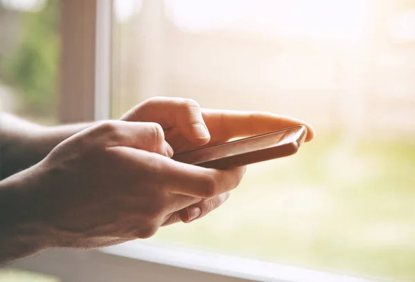 Hände Mit Smartphone Touchscreen Mit Fingern — Stockfoto