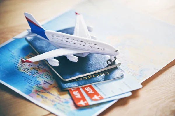 平面世界地図 パスポートと飛行機の旅チケット チケット予約の概念とモデル — ストック写真