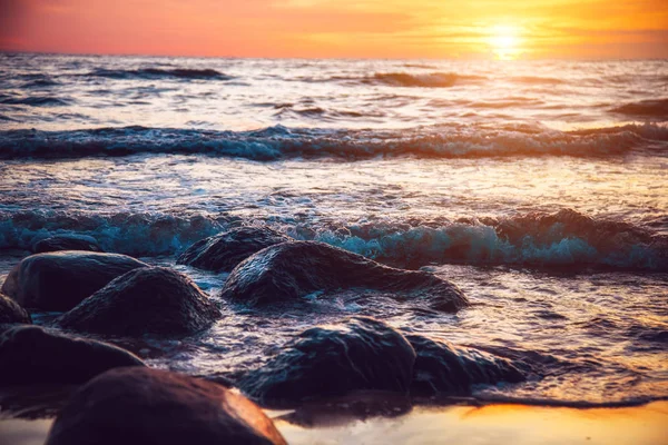 Krásný Západ Slunce Moři Vlnami — Stock fotografie