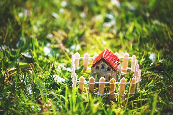 フェンス付きの家のモデル 私有財産の概念 — ストック写真