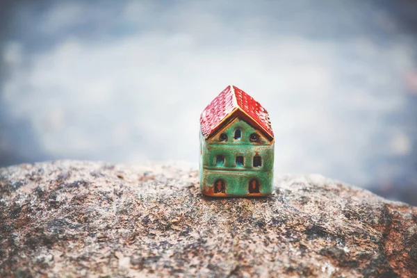 Model Van Keramisch Huis Als Symbool — Stockfoto