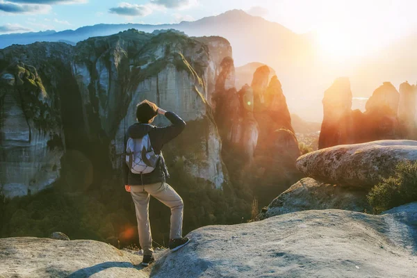 Mulher Com Mochila Desfrutando Nascer Sol Topo Montanha — Fotografia de Stock