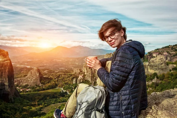 Mulher Com Xícara Café Descansando Desfrutando Paisagens Montanha — Fotografia de Stock