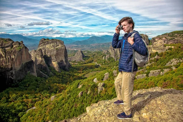 Mulher Com Câmera Desfrutando Paisagem Topo Montanha — Fotografia de Stock