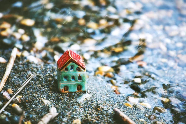 Model Van Huis Bij Water Als Symbool — Stockfoto
