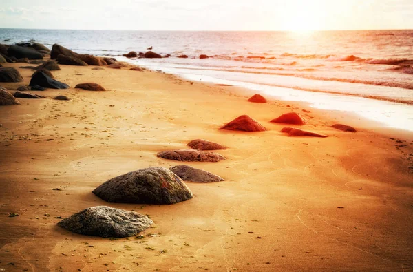 Klidný Východ Slunce Přímořské Pláži Kameny — Stock fotografie