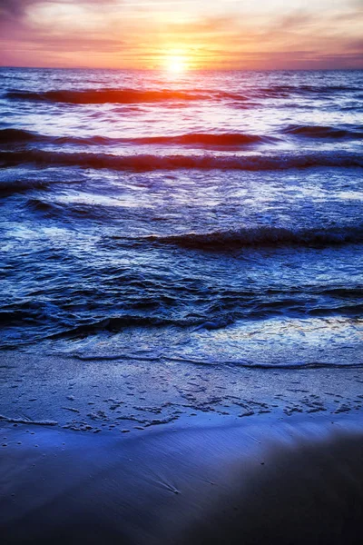 Klidný Západ Slunce Moři Vlnami — Stock fotografie