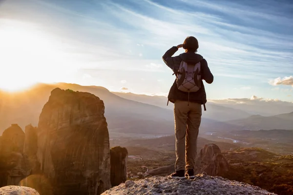 Mulher Com Mochila Desfrutando Nascer Sol Topo Montanha — Fotografia de Stock