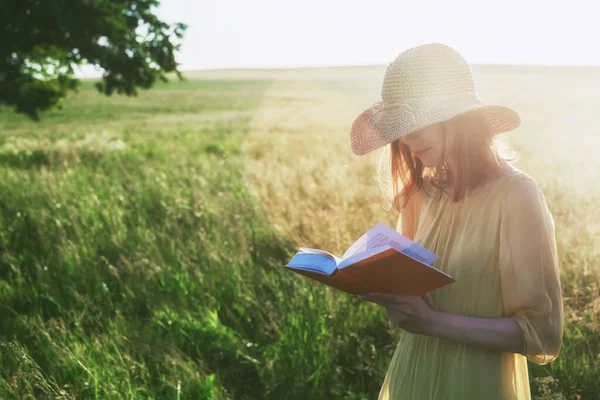 Красивая Женщина Шляпе Читает Книгу Летний Солнечный Свет — стоковое фото