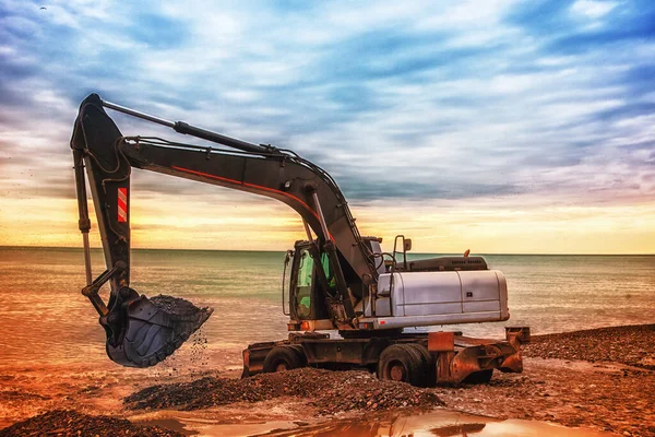 Kazıcı Kepçeci Gün Doğumunda Deniz Kenarındaki Endüstriyel Toprak Kazı Sahasında — Stok fotoğraf