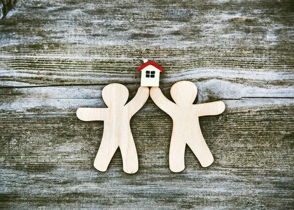 Pequenos Homens Segurando Casa Fundo Madeira Símbolo Construção Família Conceito — Fotografia de Stock