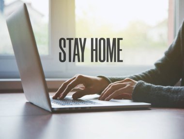 Bilgisayarlı ve mesajlı serbest çalışan elleri olan ev ofisi. Evde kal. Coronavirus covid-19 salgını sırasında ev izolasyonu ve karantina.