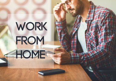 Ev ofisi laptoplu serbest çalışan ve evden mesaj atan biri. Coronavirus covid-19 salgını sırasında ev izolasyonu ve karantina.