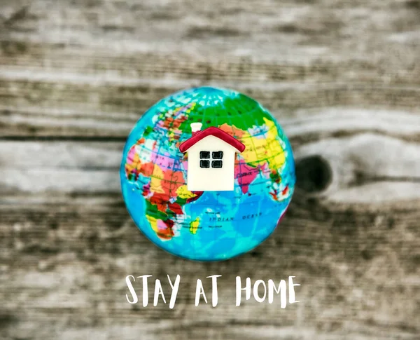 Model House Globe Textem Stay Home Koronavirová Prevence Koncepce Izolace — Stock fotografie