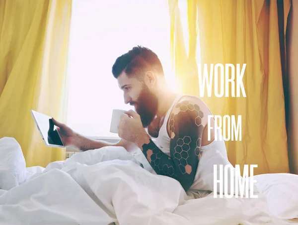 Home Office Con Freelance Sdraiato Letto Con Tablet Testo Lavoro — Foto Stock