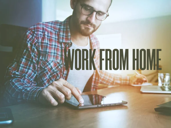 Home Office Con Freelancer Con Laptop Texto Trabaja Desde Casa —  Fotos de Stock