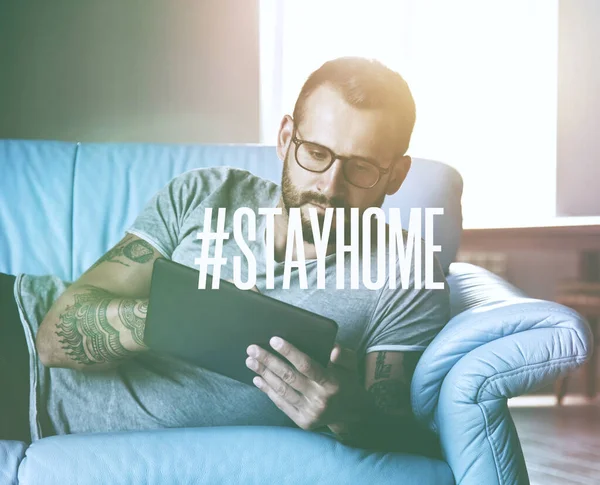 Home Office Freelancer Culcat Canapea Tabletă Text Stai Acasă Izolarea — Fotografie, imagine de stoc