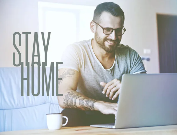 Home Office Mit Freelancer Mit Laptop Und Text Bleiben Sie — Stockfoto